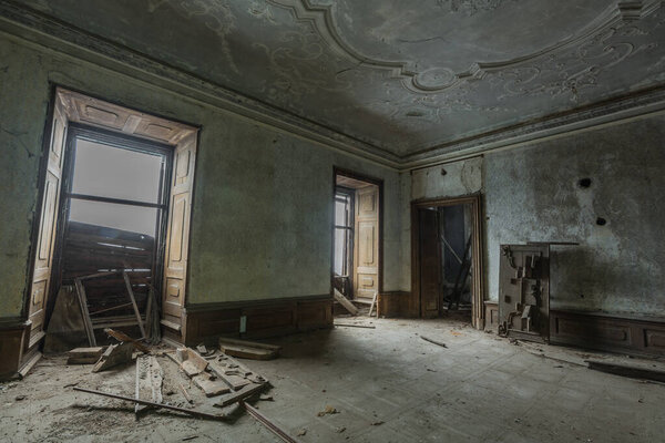 комната с декоративным потолком в замке
