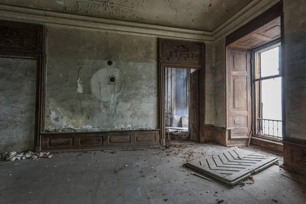 Quarto com decorações de madeira em um castelo — Fotografia de Stock