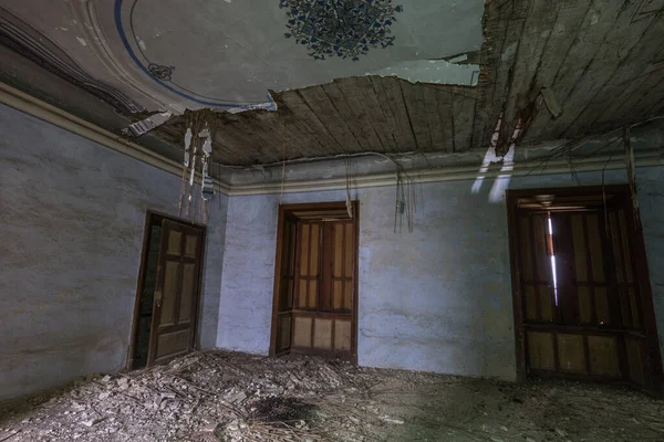 Sala do castelo com teto decorado quebrado — Fotografia de Stock