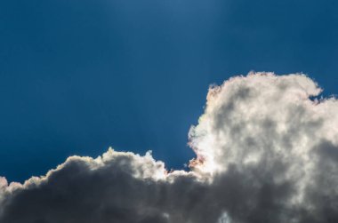 Mavi gökyüzünde parlayan bulutlar