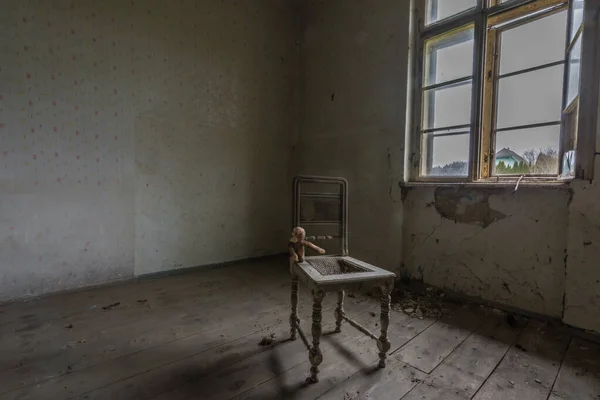 Кресло с плюшевым мишкой в пустой комнате — стоковое фото