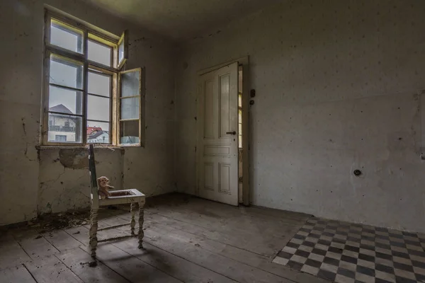 Кресло с плюшевым мишкой в комнате — стоковое фото