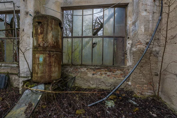 Fenster und Tank mit Nieten in einer Fabrik — Stockfoto