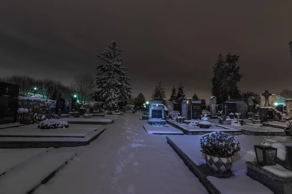 墓地里雪地里的小径 — 图库照片