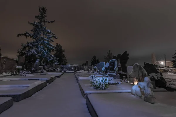 Lekka i śnieżna warstwa na grobach — Zdjęcie stockowe