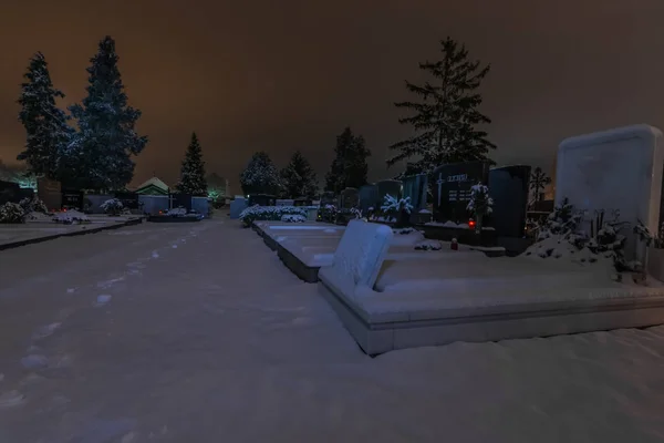 Nieve y tumba en un cementerio — Foto de Stock