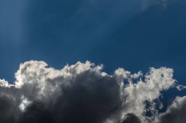 Kara bulutlar ve parlayan güneş