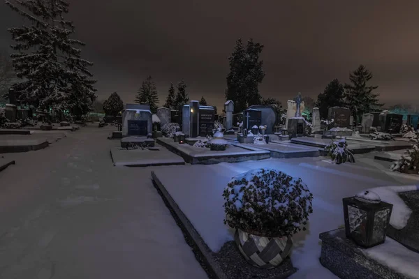 Grave and rest light at the cemetery in winter — Stock Photo, Image