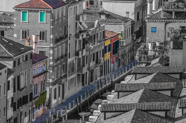 Partly colorful old buildings in Venice — Stockfoto