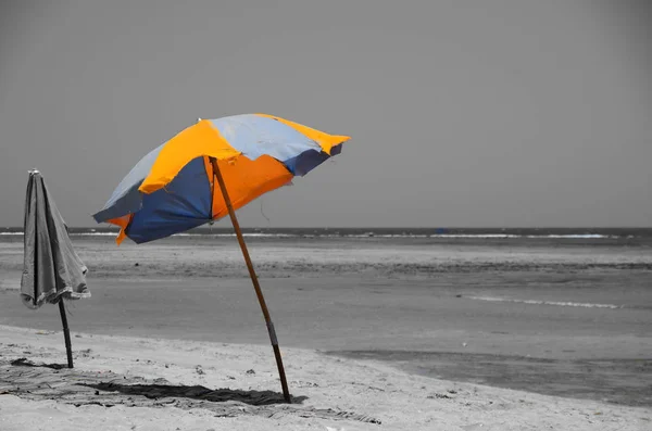 Due ombrelloni colorati al mare — Foto Stock