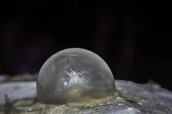Zmrazené mýdlová bublina v zimě — Stock fotografie