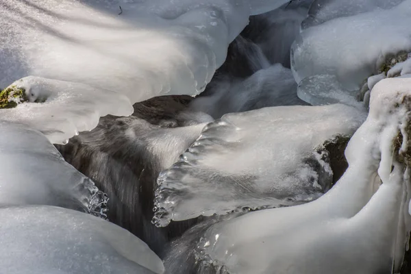 Много ледяных щитов в водопаде — стоковое фото