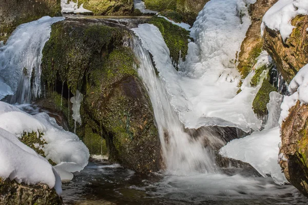 Rochers mousseux à la cascade avec de la glace — Photo