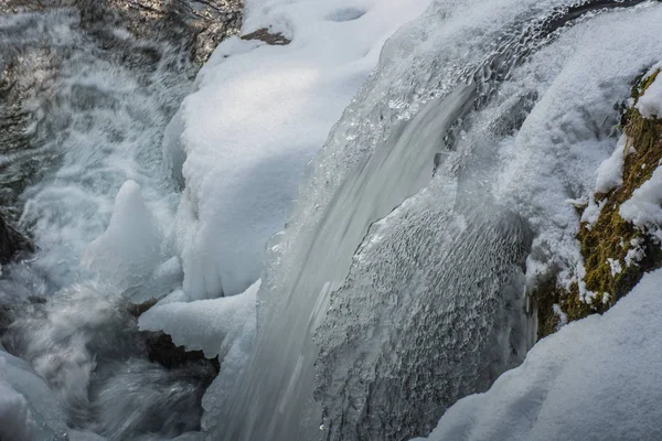 Красивый круглый ледовый щит в водопаде — стоковое фото