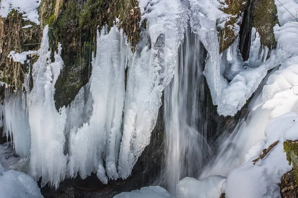Падение воды со льдом и снегом — стоковое фото