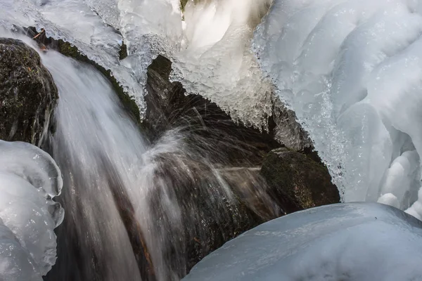 Брызги воды слоями льда зимой — стоковое фото
