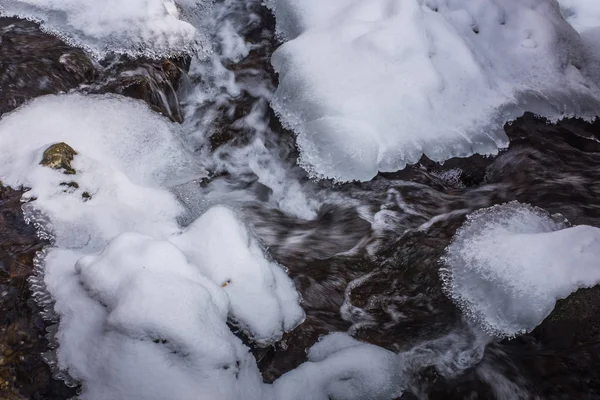 Zimą wirująca woda z lodem i śniegiem — Zdjęcie stockowe
