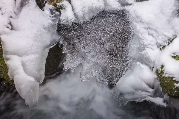 Capa transparente de hielo en un arroyo salvaje — Foto de Stock
