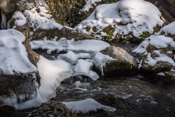 Дикий ручей со снегом и водохранилищем — стоковое фото