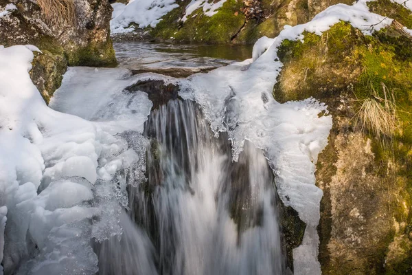 Étape du ruisseau sauvage avec glace et neige — Photo