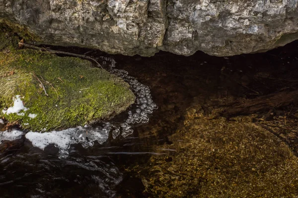 Заморожена вода і скелі біля струмка — стокове фото