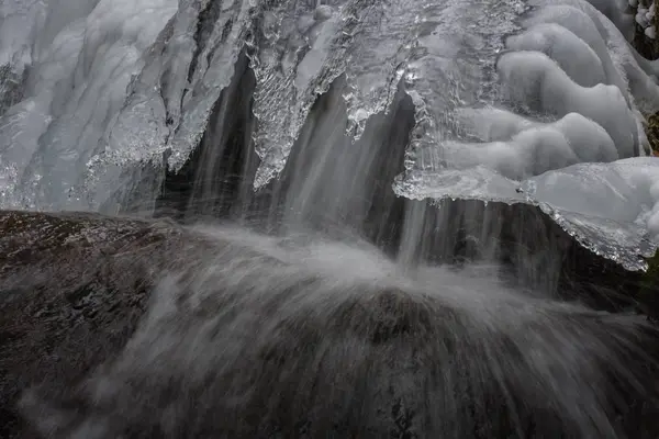 Разбрызгивание водопада — стоковое фото