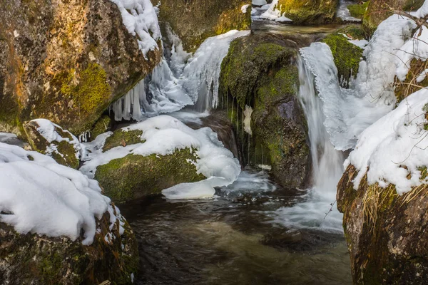 Ruisseau sauvage glacé avec glace et rochers — Photo