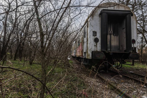 Fin d'un train abandonné dans la forêt — Photo