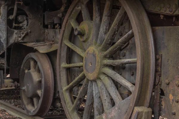 Oude locomotief en grote wielen detail — Stockfoto