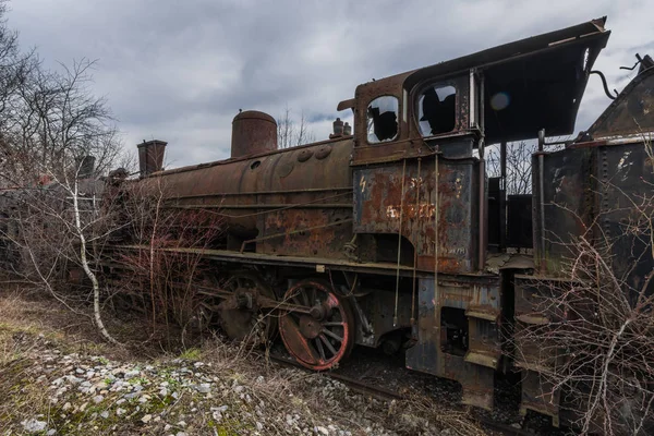 Vieille locomotive rouillée sur un chemin de fer — Photo