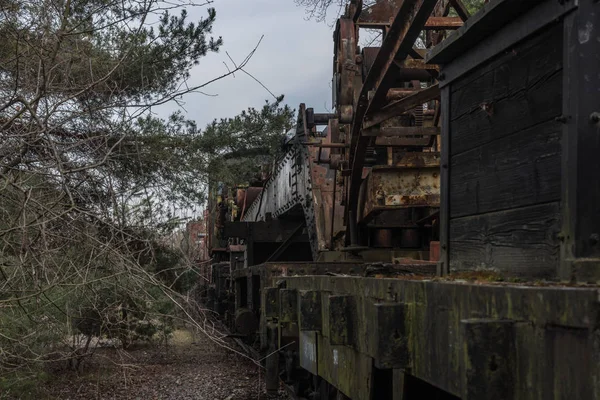 Trem velho com guindaste em uma estrada de ferro — Fotografia de Stock