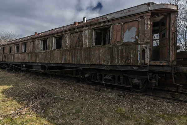 Alter Wagen mit hölzernen Wänden Seitenansicht — Stockfoto