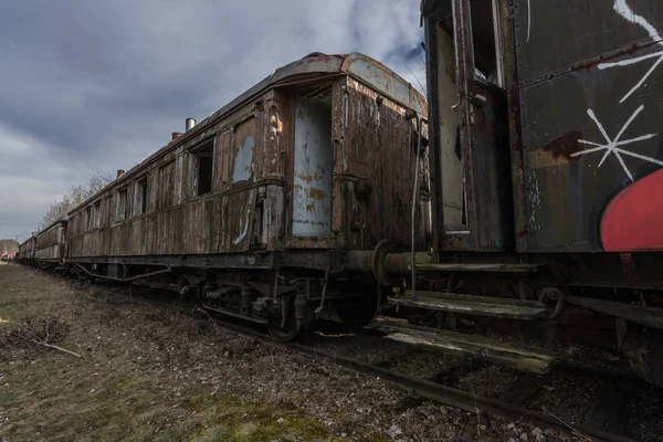 Vagón con paredes de madera en un revestimiento —  Fotos de Stock
