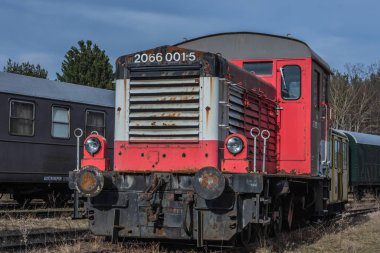 Kırmızı bir tren vagonunun önü.