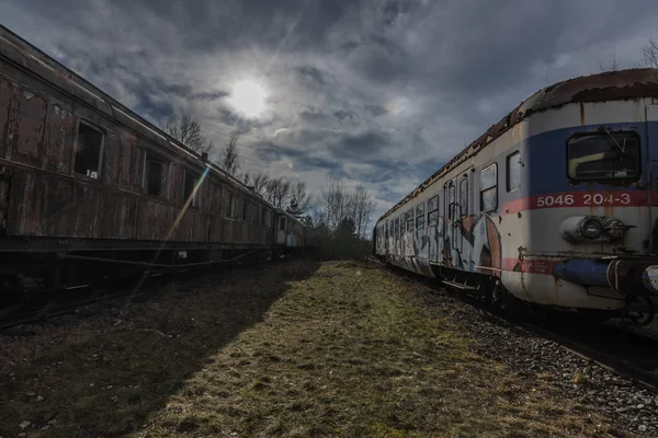 被遗弃的火车和阳光带着云彩在空中飞扬 — 图库照片