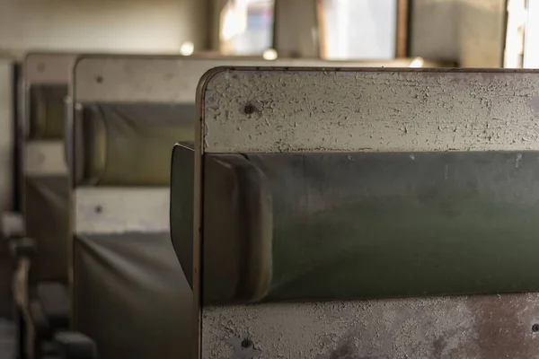 Bänke aus einem alten Zug — Stockfoto