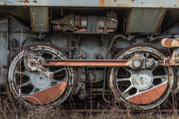 Ruedas de un vagón sobre un ferrocarril —  Fotos de Stock