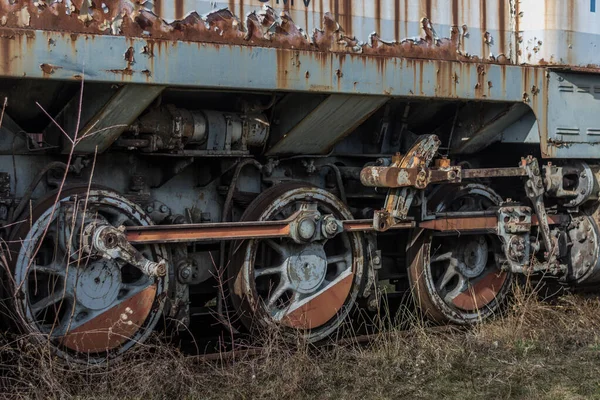 Paslı bir tren vagonunun tekerlekleri