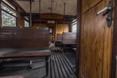 Tren kompartımanındaki ahşap banklar.