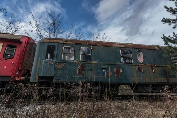 Bunter rostiger Wagen in der Natur — Stockfoto