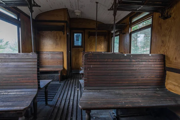 Compartiment d'un train avec bancs en bois — Photo