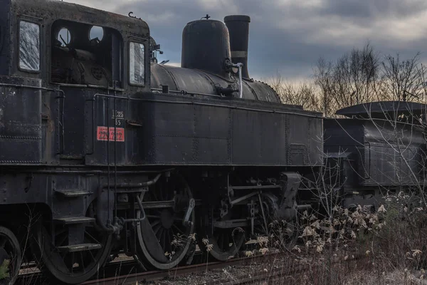 Alter Triebwagen eines Zuges mit Gewitterwolken — Stockfoto