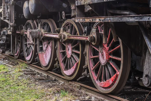 Ruedas con diferentes contrapesos de una locomotora vieja — Foto de Stock