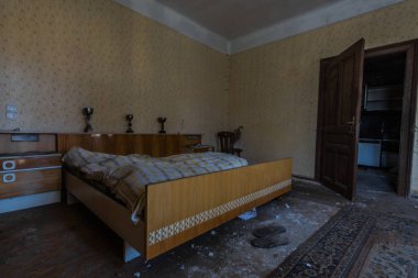 Yatak odasında bir kupa ile yatak