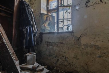 Cüppeli kutu ve pencerenin yanında resim