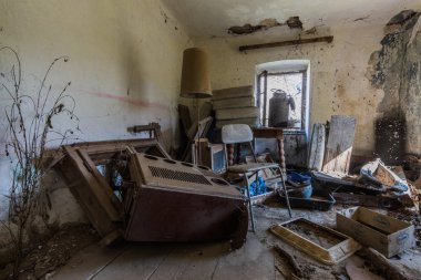 bir evde çok sayıda eski nesne