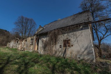 Mavi gökyüzü ile dağılmış uzun bir ev