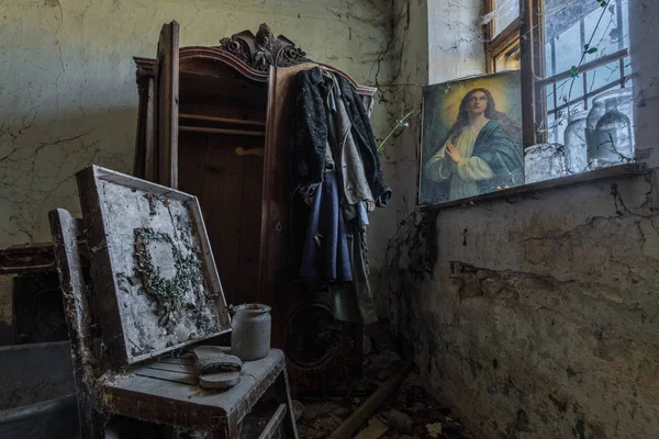 Boîte avec peignoir et photo près d'une fenêtre dans une maison — Photo