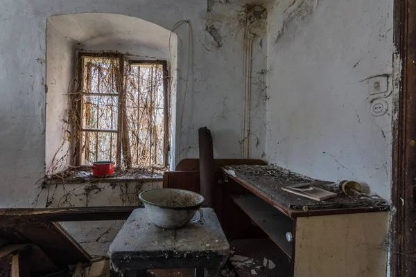 Ventana fruncida con un tazón en una mesa —  Fotos de Stock