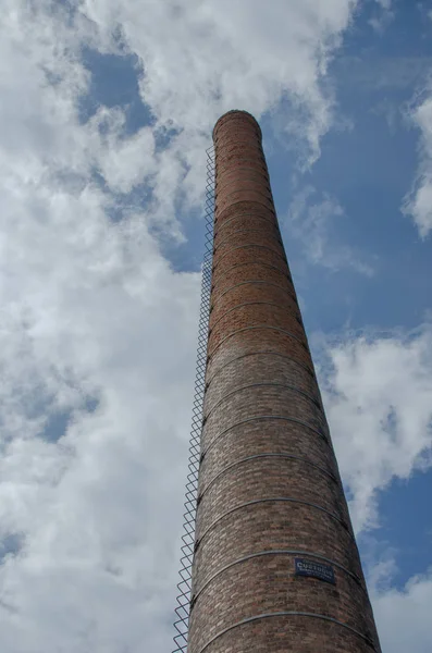 Schornstein und Himmel mit Wolken — Stockfoto